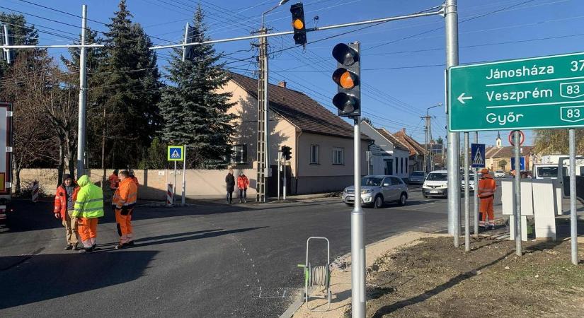 Jól halad a Somlai–Batthyány utcai lámpás kereszteződés kiépítése Pápán