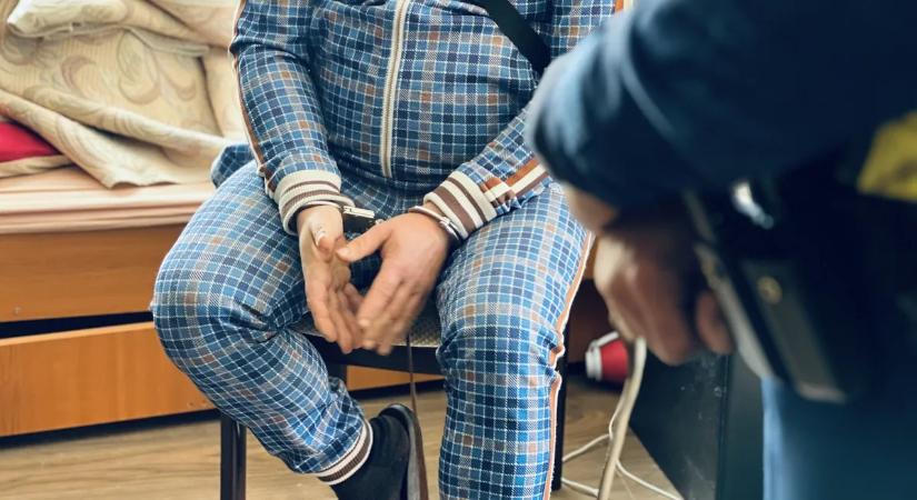 A rendőrök is meglepődtek: döbbenet, mi került elő a 42 éves férfi kabátjából