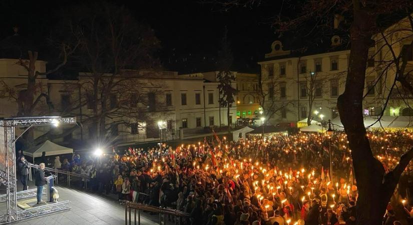 Pártszimpátia: tovább szélesedik a generációs árok
