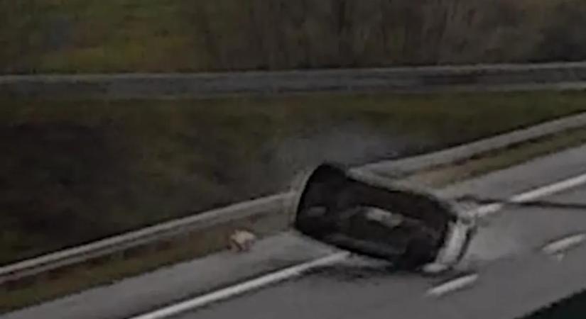Félelmetes baleset, ütközés után repült egy autó az M1-esen - videó