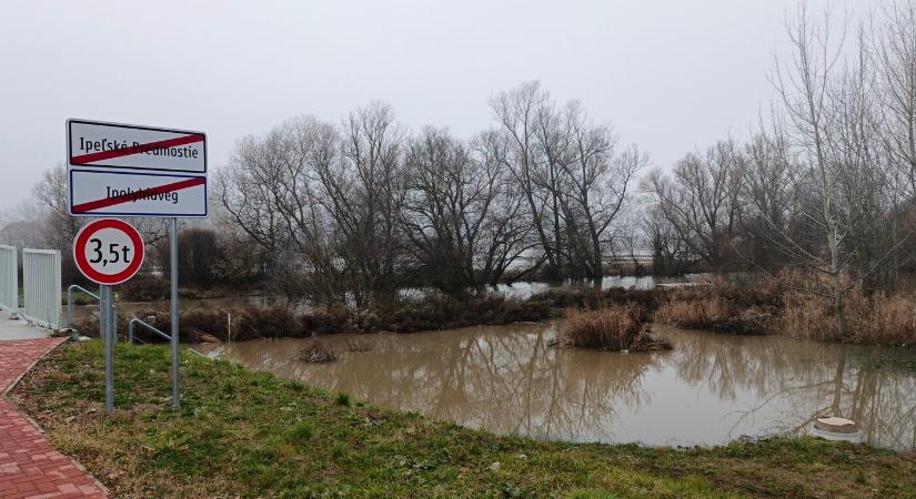 Homokzsák, harmadfokú készültség, lassú apadás az Ipolyon