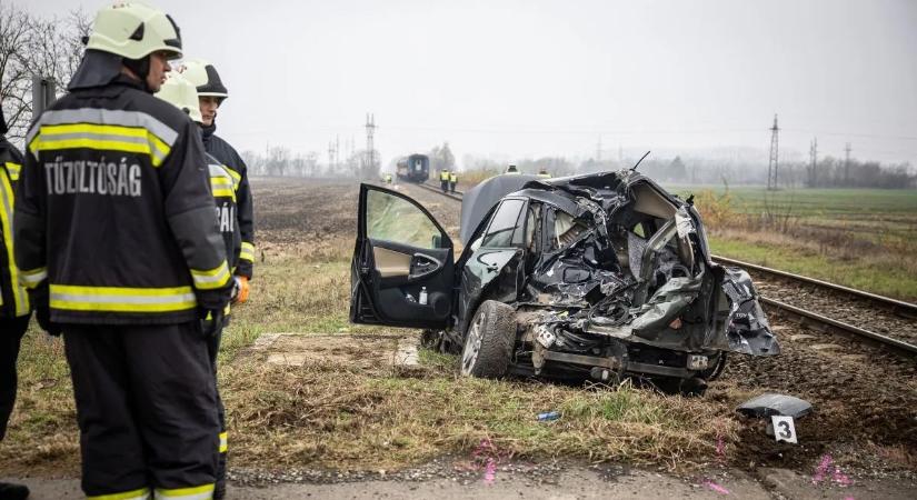 Meghaltak volna, mégis túlélték: vonattal ütközött az autójuk