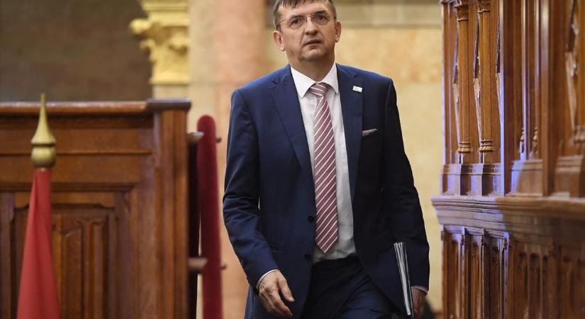 „Nem vagyok közszereplő” – hárította el a kérdéseket a havi 2,7 millióért Budapestet átvilágító volt ÁSZ-elnök