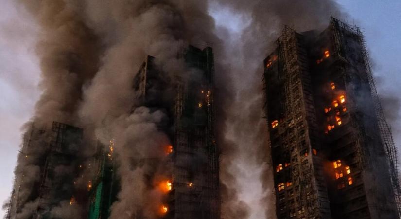 FOTÓK és VIDEÓ: Nyolcból hét lakóház állt lángokban – már 146 áldozatot azonosítottak