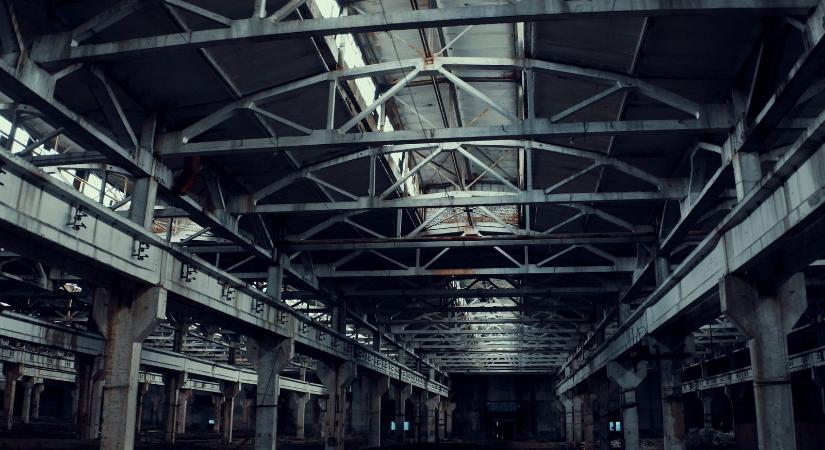 A magyar urbexes bekukucskált, a 120 éves gyár falain olyan feliratok vannak, amitől azonnal kiráz a hideg