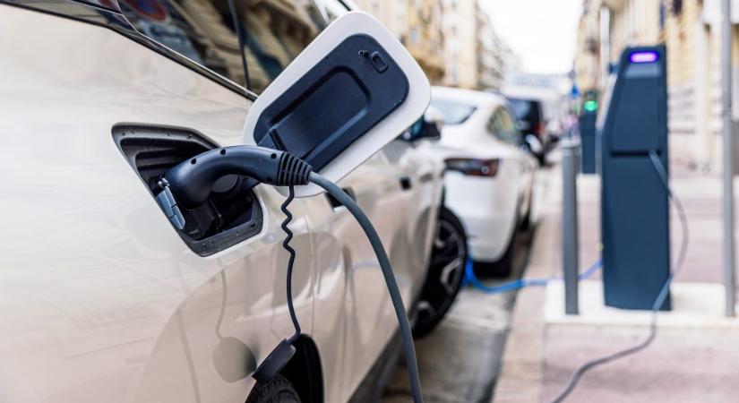 Szélsebesen terjed a villanyautózás: háromezernél is több nyilvános töltő érhető el, a szállodák most kerülhetnek előnybe