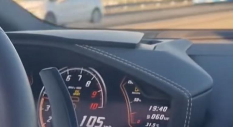 Facebook-videóval henceg a Lambóval repesztő sofőr, aki versenypályának nézte az Árpád hidat