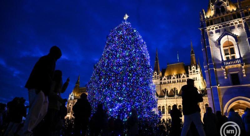 Már világít a 2500 méter fényfüzérrel díszített 23 méter magas Ország Karácsonyfája