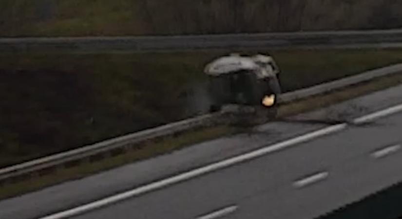 Ezután az egészen meghökkentő sztrádabaleset után mindenki ki tudott szállni az autóból