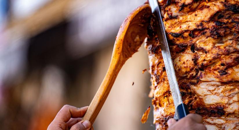 Undorító állapotok: gyomorforgató, amit a magyar gyrosozóban találtak (fotók)