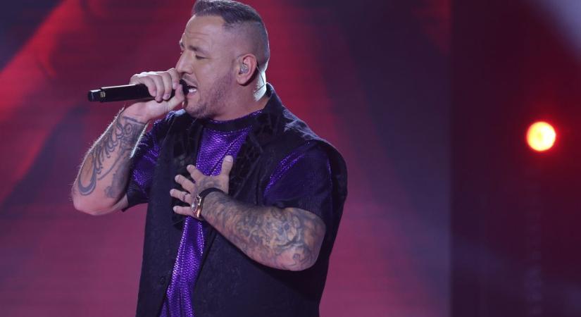 Curtis azt mondja, egyszerűen él: „Szeretek melegítőben járni, és házhoz szállítással rendelni”