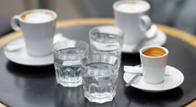 Ezért jár egy pohár víz a kávéd mellé – és nem azért, hogy megidd