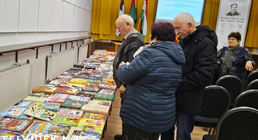 Megnyílt a karácsonyi könyvvásár a Reviczky Házban
