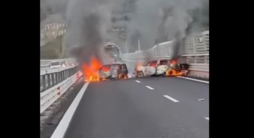 Felgyújtott autókkal torlasztolták el a délolasz sztrádát, 2 millió eurót raboltak egy pénzszállítóból