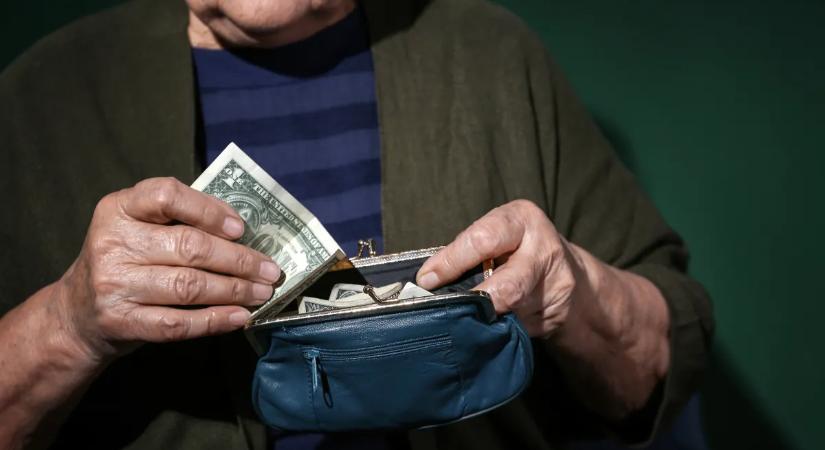 Korábban érkezik a decemberi nyugdíj: már kedden utalják az emelt összegű juttatást