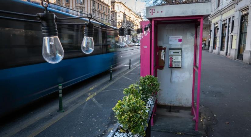 A telefonfülkék mára az utcák kéretlen piszoárjai, kocsmapultjai lettek, amiktől nagyon nehéz megszabadulni