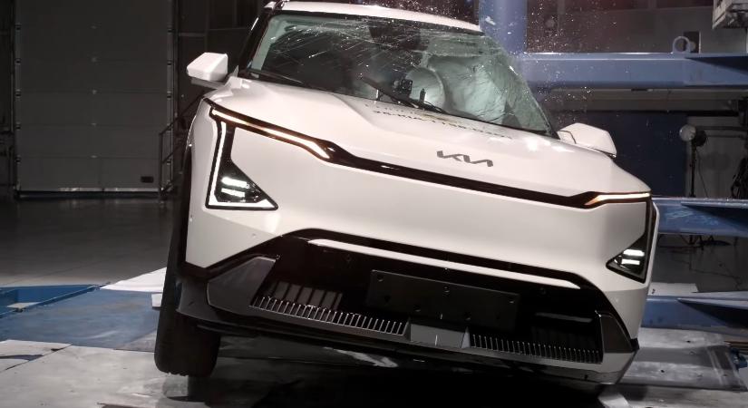 Egy kamionnyi villanyautót törtek össze az EuroNCAP-nél