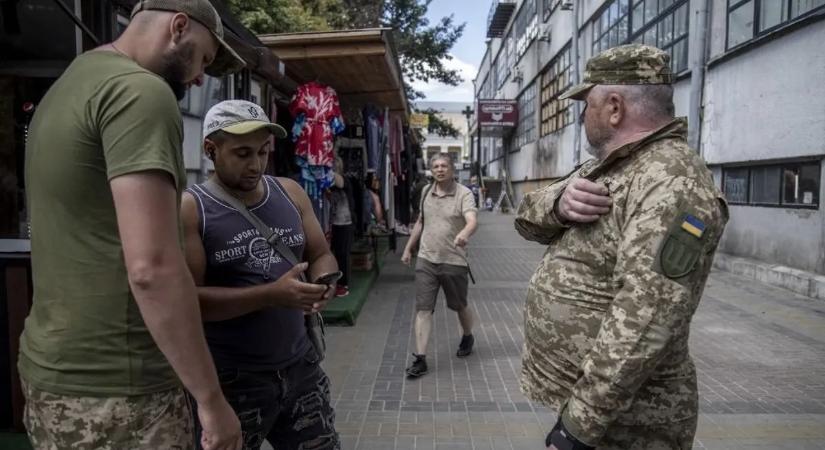 Szintet lépett az ukrajnai kényszersorozás – videó