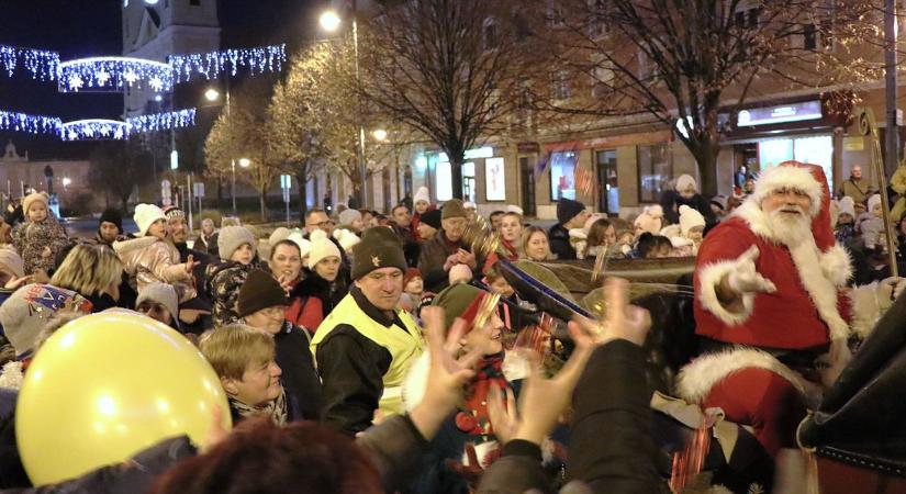 Autósok figyelem! Hintón érkezik a Mikulás a zalai városba, a belvárosban neki lesz elsőbbsége