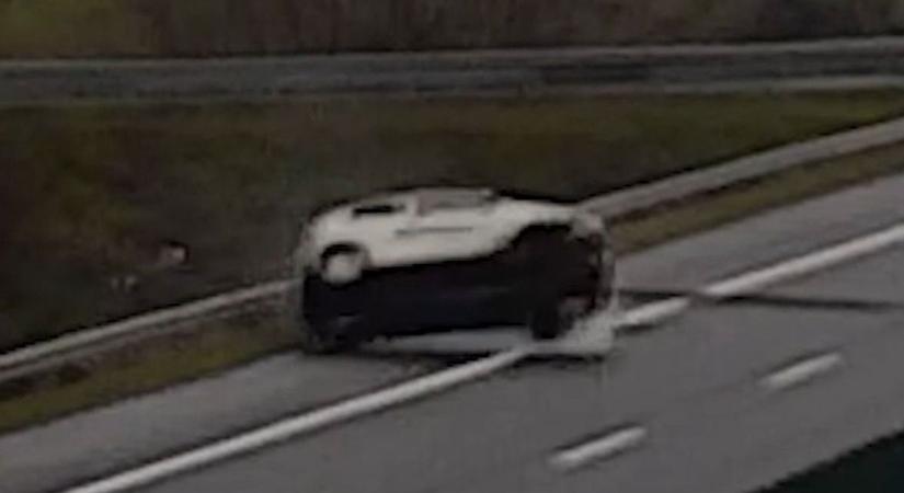 Hiába korrigált a sofőr, brutális baleset lett a vége az M1-esen - videó