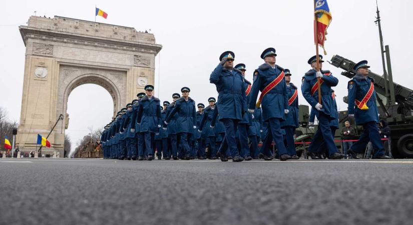 Katonai díszszemlét tartottak Bukarestben Románia nemzeti ünnepén (VIDEÓ)