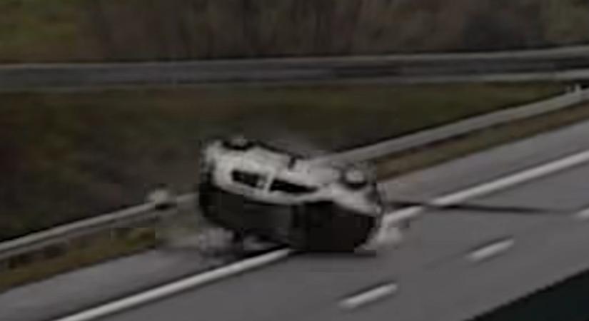 Többször fordult át a levegőben egy autó az M1-es autópályán