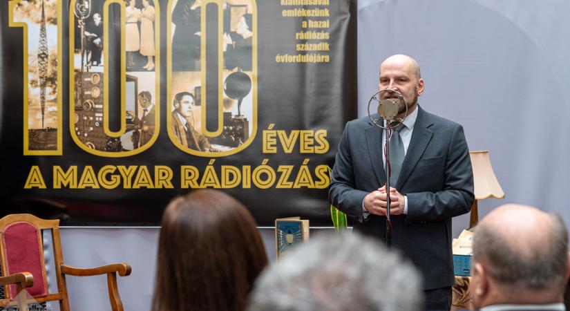 Száz év rádiózás – Jubileumi kiállítás a Széchenyi István Egyetem könyvtárában