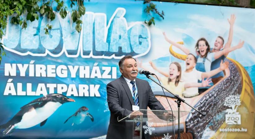 Gerinctelen puhatestűhöz hasonlítja Gajdos Lászlót, a Nyíregyházi Állatpark igazgatóját a fideszes megyei lap