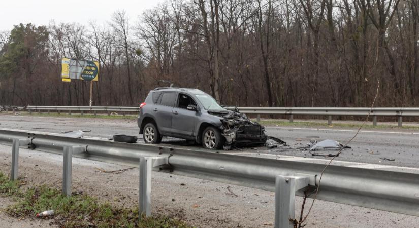 Döbbenetes videó: háromszor átfordult egy autó az M1-esen