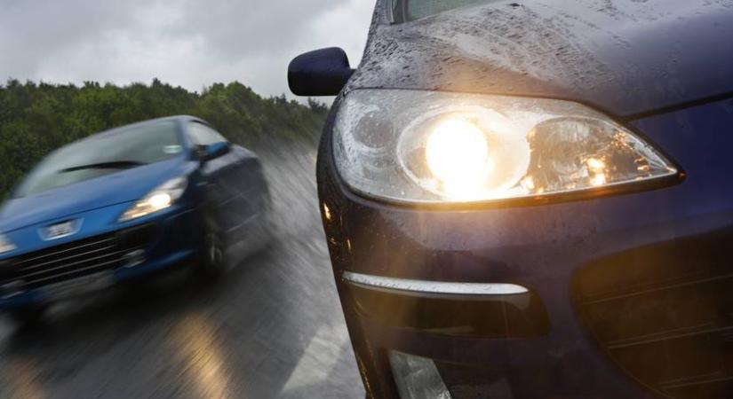 Ennyi pénzt pazarolsz el a KRESZ-hibákkal: nézd meg, mit vehetnél a záróvonal átlépésének árából