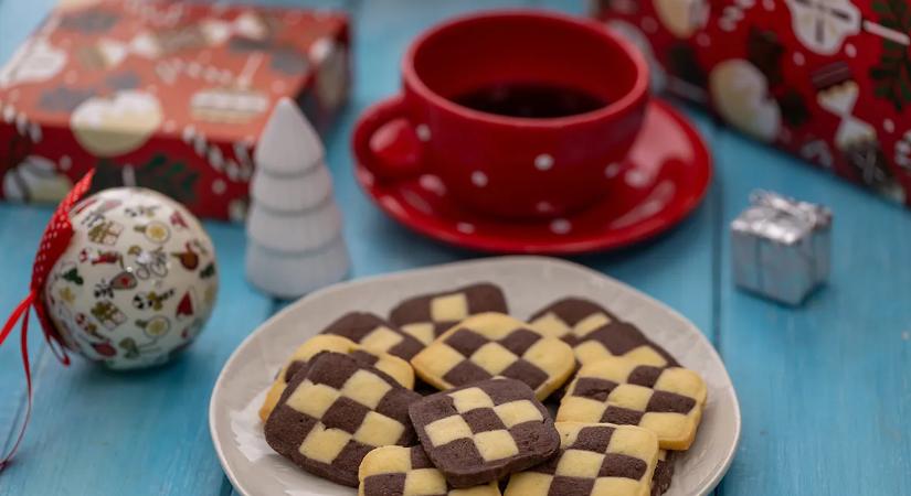 Látványos aprósüti karácsonyra: így készthetsz omlós sakktáblakekszet