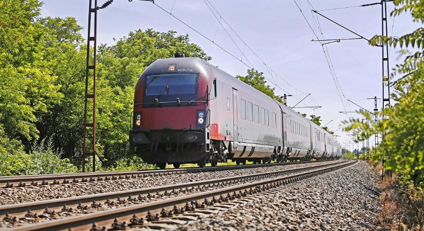 Baleset miatt hosszabb menetidőre lehet számítani a győri fővonalon
