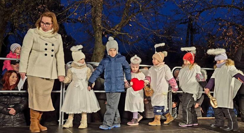 Közösségi betlehemet avattak Rácalmáson