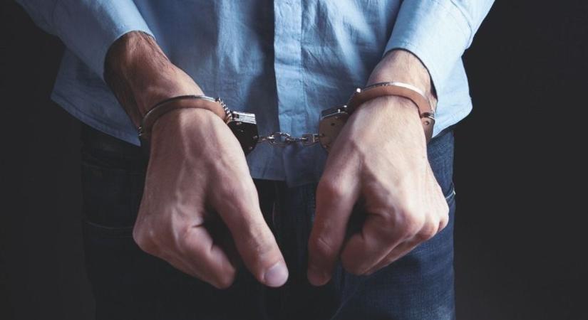 Kuka mögül ugrott elő a rejtőzködő támadó – így rontott rá a járókelőkre