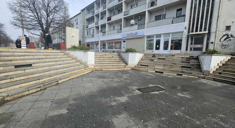Felújítják a Petőfi téri aluljáró lépcsőit