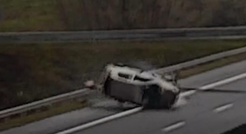 Videón, ahogy háromszor átfordult a levegőben egy autó az M1-en