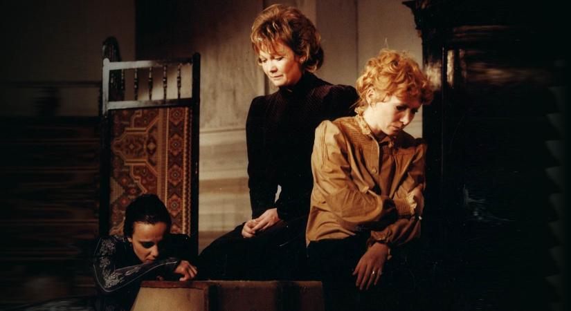 40 éves a Katona legendás Három nővér-előadása – Jubileumi beszélgetéssel emlékeznek