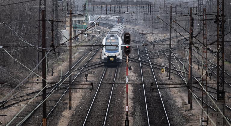 Két helyen is gázolt a vonat, a záhonyi és győri fővonalon is késésekre kell számítani