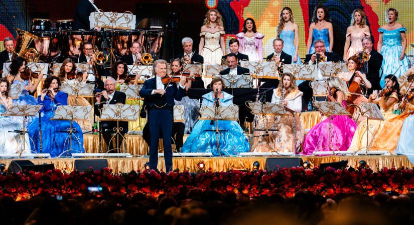 Komolyzenével arénát megtölteni? – André Rieu koncertjén jártunk Budapesten
