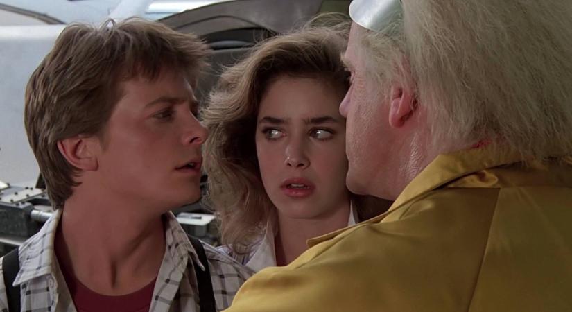 "Senki se kérte ki a véleményemet, de én kiálltam volna mellette" - Michael J. Fox arról írt, milyen banális, egyben könyörtelen okból kellett kirúgni a Jennifert játszó színésznőt, mikor ő átvette Marty McFly szerepét Eric Stoltztól