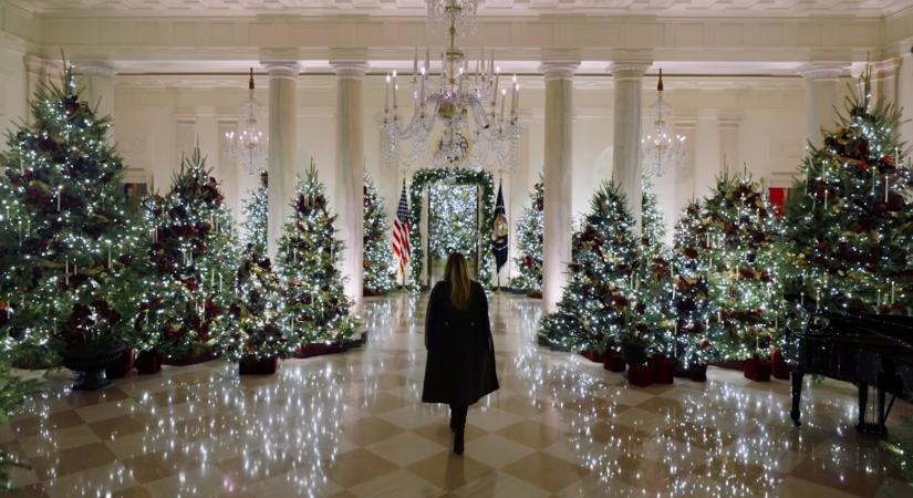 Egy csoda lett: Melania Trump megmutatta a karácsonyi díszbe öltöztetett Fehér Házat