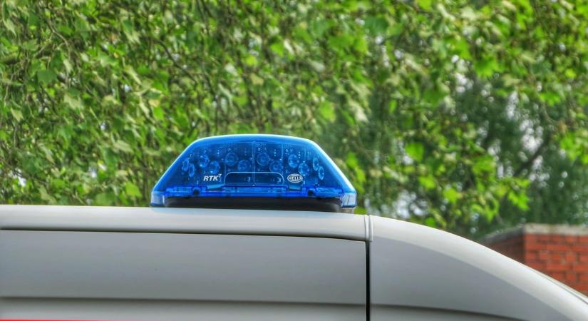 Hajszálon múlt a tragédia, háznak rohant a részeg sofőr – videó