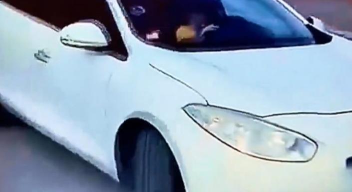 Engedte vezetni a 10 éves fiát, de már későn törölte a videót