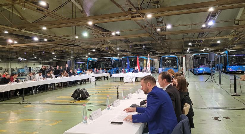 Buszok között tartják rendkívüli közgyűlésüket Karácsony Gergelyék, amit a Tisza inkább kihagy