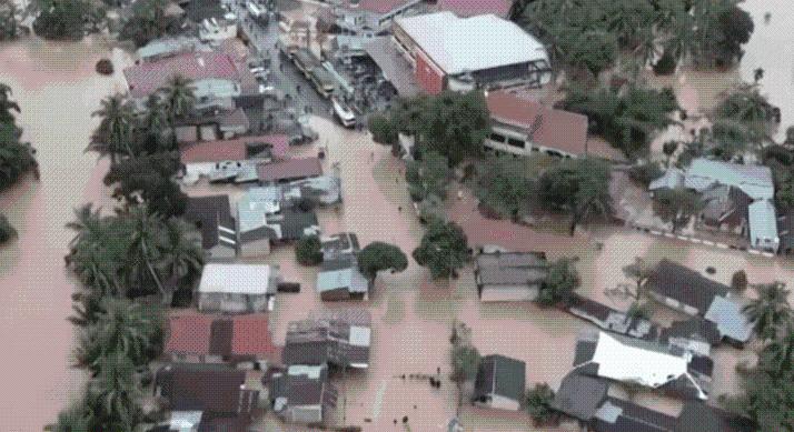 Több mint nyolcszáz halálos áldozat a délkelet-ázsiai katasztrófában – Az ország nagy részét romba döntötte a ciklon