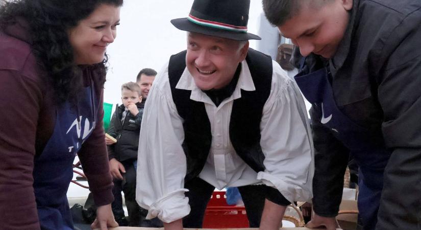 Kolbászhegyek és gőzölgő forralt bor: Tengelic óriás bulival ünnepelt! (galéria)