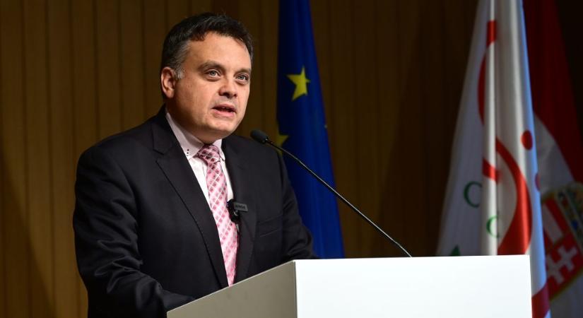 Latorcai Csaba: Karácsony Gergelynek ma a lemondásával kellene sétálgatni