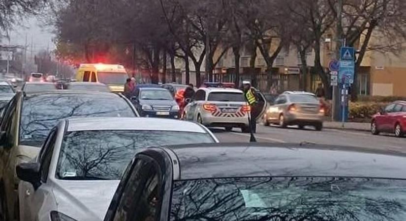 Baleset történt a Batthyány utcán Kecskeméten, a mentők is a helyszínre érkeztek
