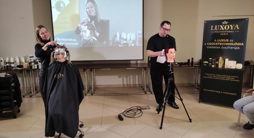 Otthon is sokáig tartó frizurát mutattak be a vásárhelyi fodrász szakmai napon