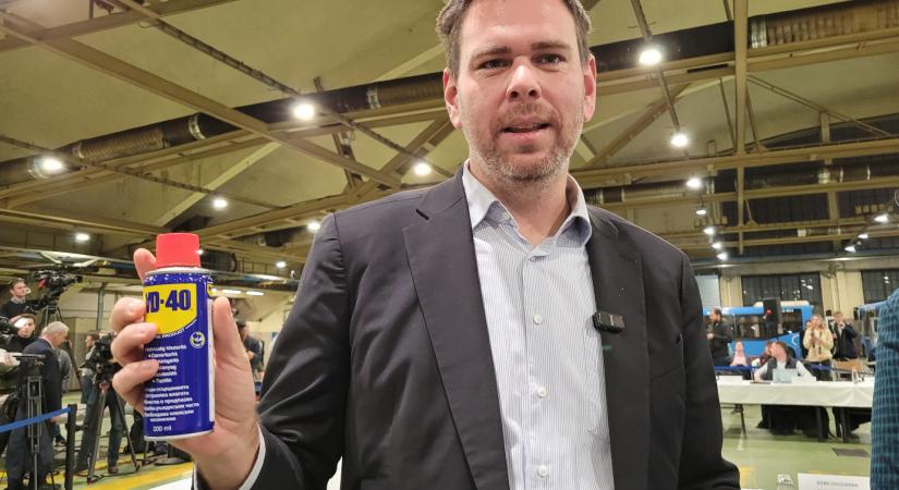 Vitézy Dávid épp a rendkívüli közgyűlésen ünnepli 40. szülinapját, ajándékot kapott Karácsonytól